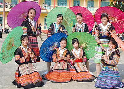 Nghệ thuật trang trí hoa văn trên váy, áo người Mông Lào Cai